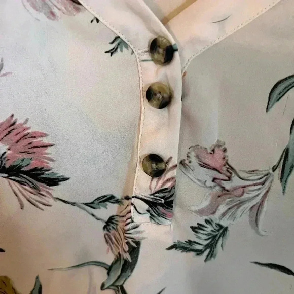 Maurice’s Blouse, summery floral women’s size medium . - Picture 3 of 5